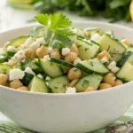 Gurkensalat mit Feta und Kichererbsen in einer weißen Schüssel